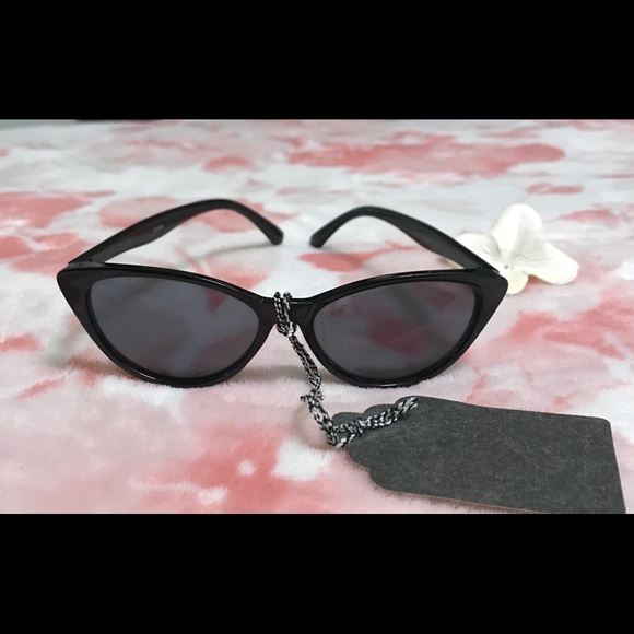🕶 Black Cat-Eye Sunglasses 🛍 - Picture 5 of 8
